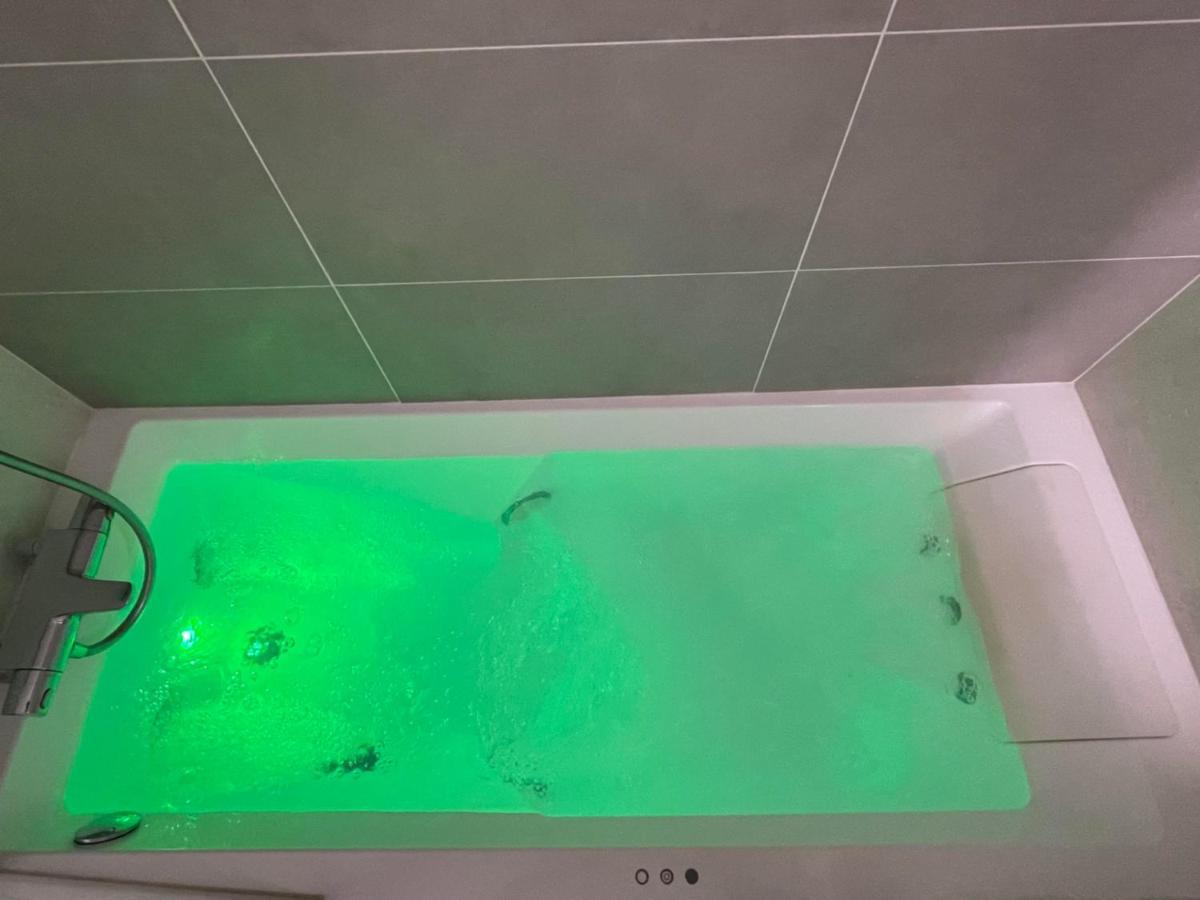 Charmant Logement Avec Jacuzzi Mantes-la-Jolie Exterior photo